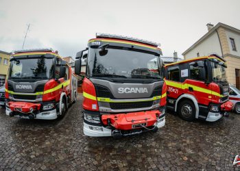 Sześć nowych samochodów warszawskiej straży pożarnej