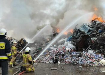 Pożar w Przysiece Polskiej. Palą się magazynowane odpady