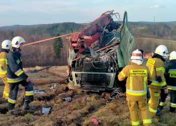 Wypadek ciężarówki z drewnem w Leszczawie Dolnej