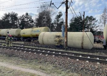 Grabowno Wielkie. Wykoleił się pociąg z paliwem lotniczym
