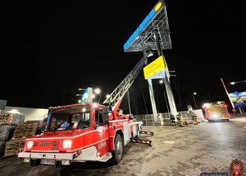 Łomianki. Strażackie ćwiczenia na pylonie reklamowym