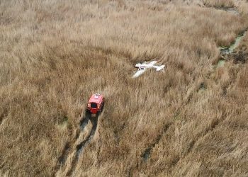 Awionetka w trudnym terenie. Strażacy użyli SHERP-a