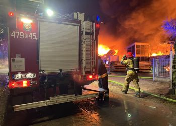 Pożar hal zakładu meblarskiego w Kaninie