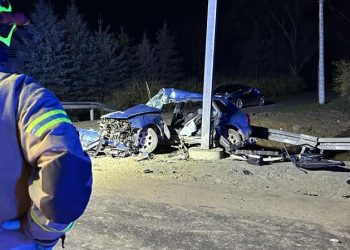 Zahutyń. Osobówka uderzyła w słup, cztery osoby ranne