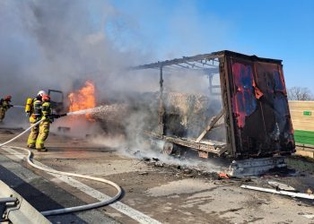 Zderzenie ciężarówek na A4. Wybuchł pożar