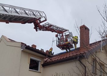Akcja strażaków w Kraszkowicach. Paliło się poddasze budynku