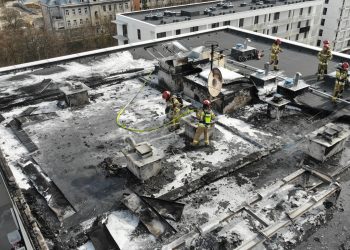 Lublin. Pożar dachu budynku mieszkalnego