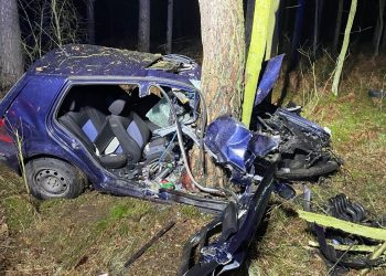 Golf roztrzaskał się na drzewie. Nie żyją dwie młode osoby
