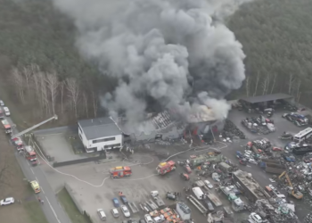 Pożar hali w Śmiłowie. Dwie osoby zostały poszkodowane