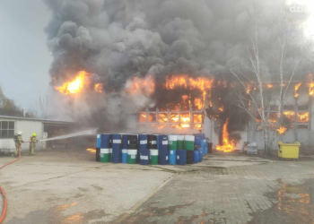 Pożar hali magazynowej pod Radomiem