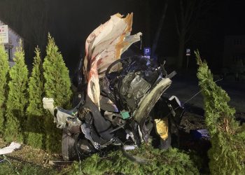 Wypadek pod Drohiczynem. Osobówka rozpadła się na części