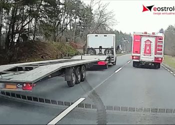 Kierowca lawety bez wyobraźni. Wyprzedza wóz strażacki jadący alarmowo