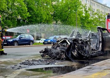 Elektryczne auto doszczętnie spłonęło w Warszawie