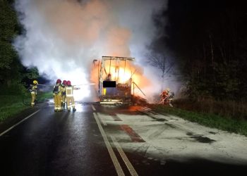 Na DK10 spłonęła naczepa. ‘Działania były utrudnione’