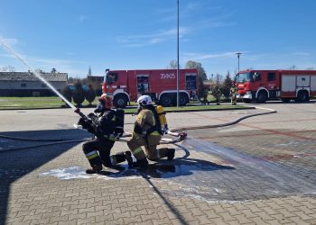 Strażackie ćwiczenia na targowisku w Lelowie