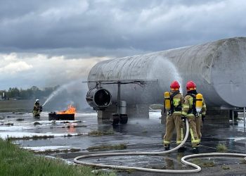 Ćwiczenia służb na lotnisku w Bydgoszczy