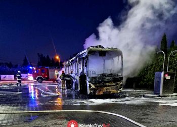 Pożar autokaru przy krajowej ‘siódemce’
