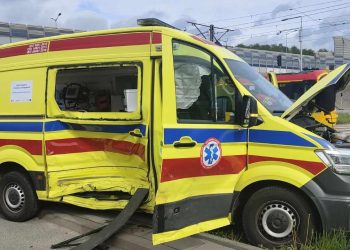 Warszawa. Uderzyła w karetkę jadącą do wezwania