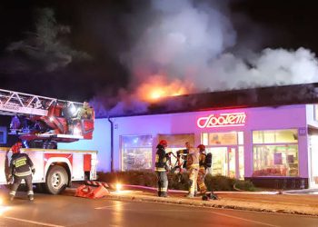 Nocny pożar sklepu na Zatorzu w Olsztynie