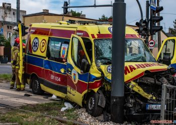 Wypadek karetki w Łodzi. Są poszkodowani