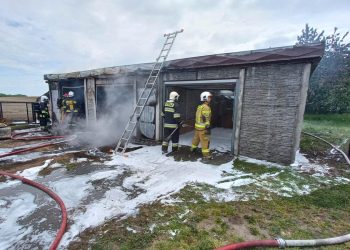 Pożar garażu. Dwie osoby poszkodowane