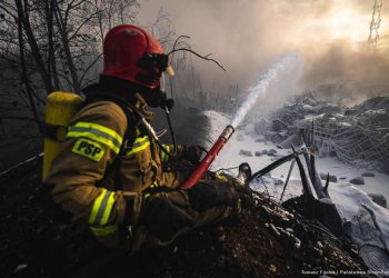 Siemianowice Śląskie. Strażacy dogaszają pożar