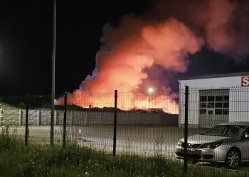 Pożar odpadów w Rawiczu. W akcji 150 strażaków