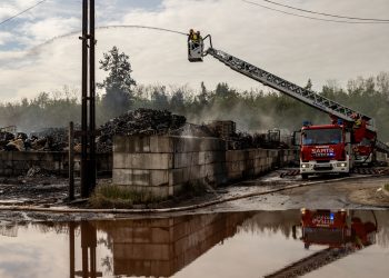 Strażacy wciąż dogaszają pożar w Siemianowicach Śląskich