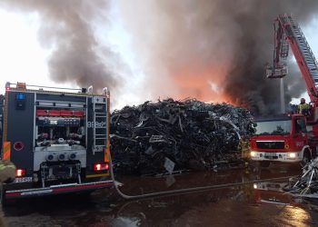 Pożar złomowiska w Tomaszowie. Na miejscu 100 strażaków