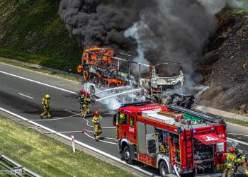 Pożar autokaru na autostradzie A4 pod Krakowem