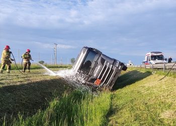 Cysterna w rowie. Wezwano grupę chemiczną