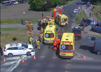Karetką na czerwonym. Doszło do zderzenia