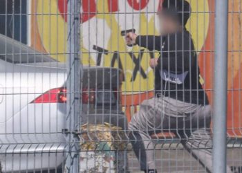 Podczas pożaru w centrum biegał z „bronią” i mierzył nią w kierunku strażaków