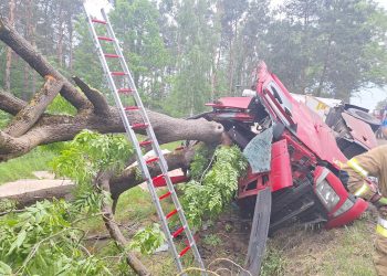 Ciężarówka uderzyła w drzewo. Pękła opona