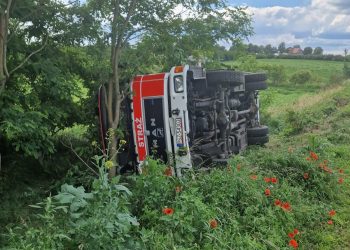Wóz strażacki OSP Binino w rowie