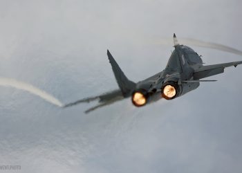 MiG-29 przekroczył prędkość dźwięku. Uszkodzone dachy