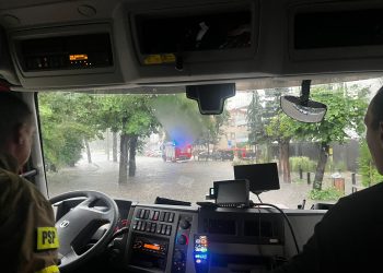 Zalane posesje i ulice. Oberwanie chmury nad Ełkiem