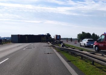 Przewrócona ciężarówka zablokowała autostradę A2