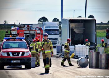 Wyciek substancji z naczepy. Wezwano SGRChem-EKO