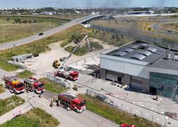 Pożar hali pod Warszawą. W akcji 17 zastępów