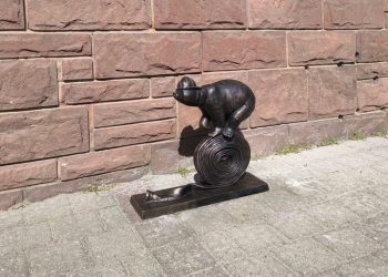 Niedźwiadek strażak przed siedzibą podlaskiej PSP