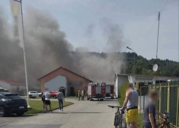 Pożar hali w Pcimiu. Ponad 20 zastępów w akcji