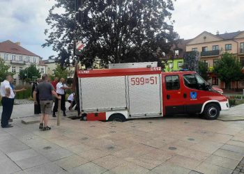 Samochód OSP utknął w fontannie. Wezwano dźwig