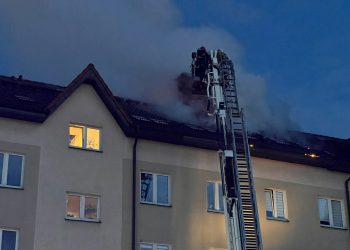 Pożar poddasza w budynku wielorodzinnym w Lęborku.