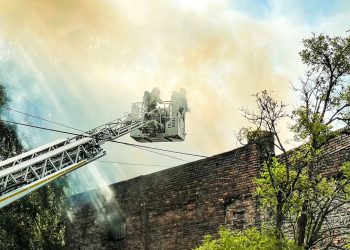 Pożar pustostanu w Katowicach. Poranna akcja strażaków