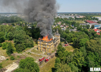 W Jelczu-Laskowicach płonie zabytkowy pałac