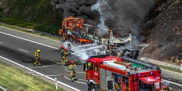 Wóz strażacki barierą ochronną podczas zdarzeń