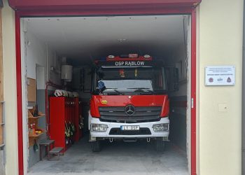 Mercedes zaparkował w garażu OSP Rąblów