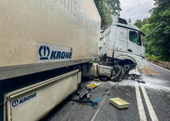 Uderzył ciężarówką w betonową barierę. Wyciekło paliwo
