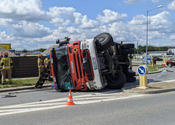 Ostrołęka. Wóz PSP na boku, jechali do zdarzenia